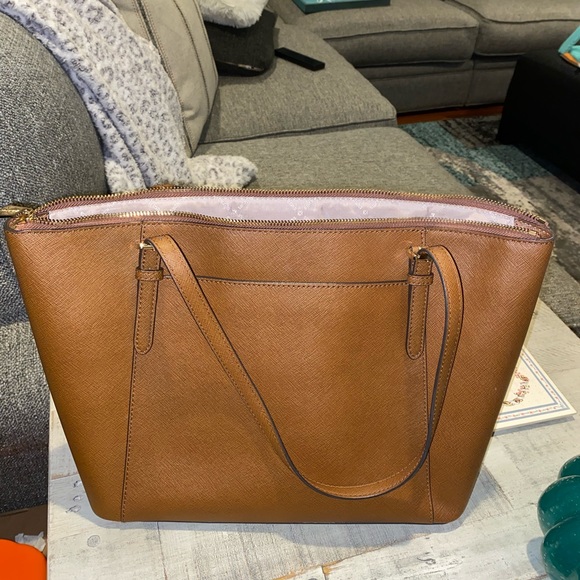 MK bag 🤎 - Picture 3 of 6